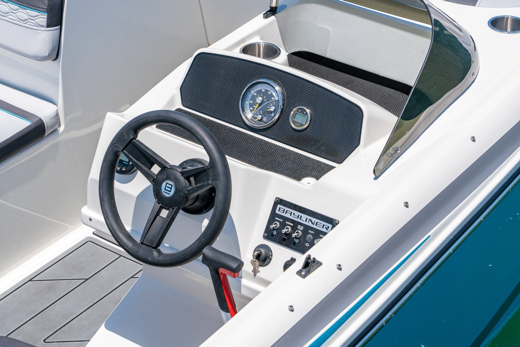 Bayliner M17 Details