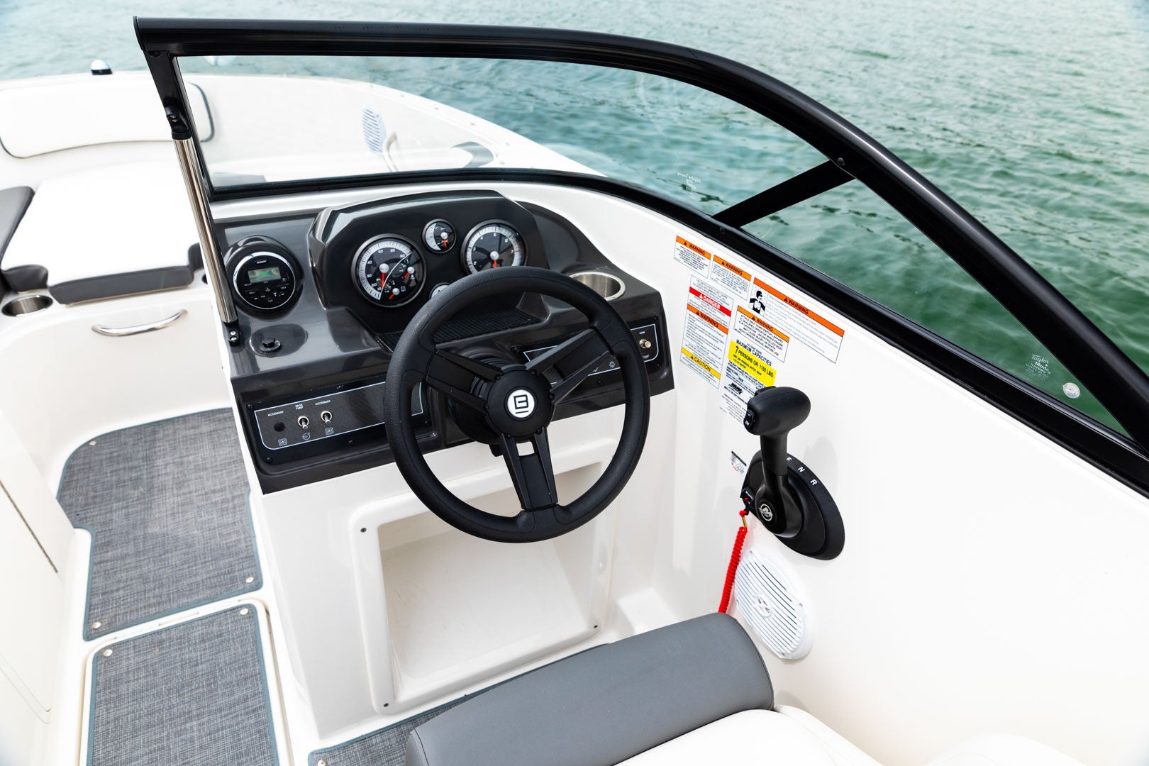 Bayliner VR4 details