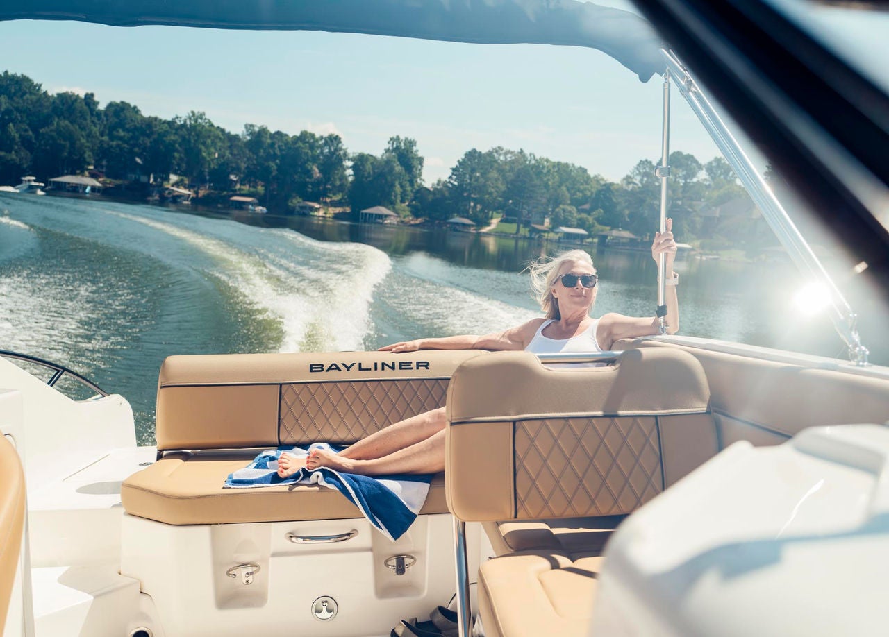 bayliner dseries d22 deck boat stern 2025