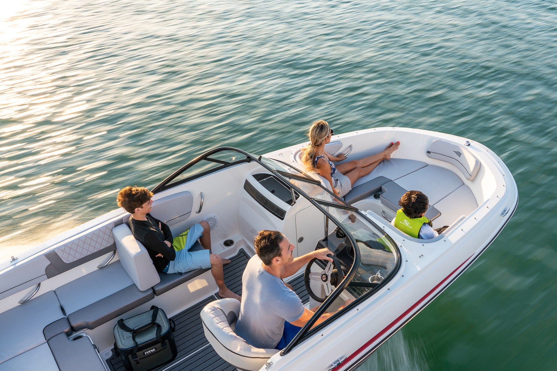 Bayliner VR4 lifestyle