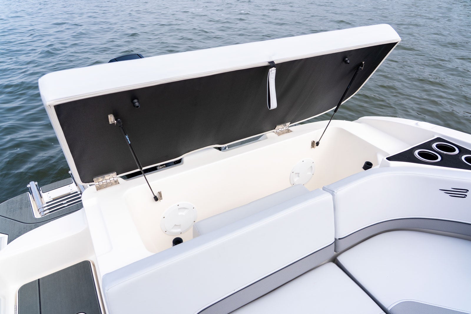 Bayliner V22 details storage4