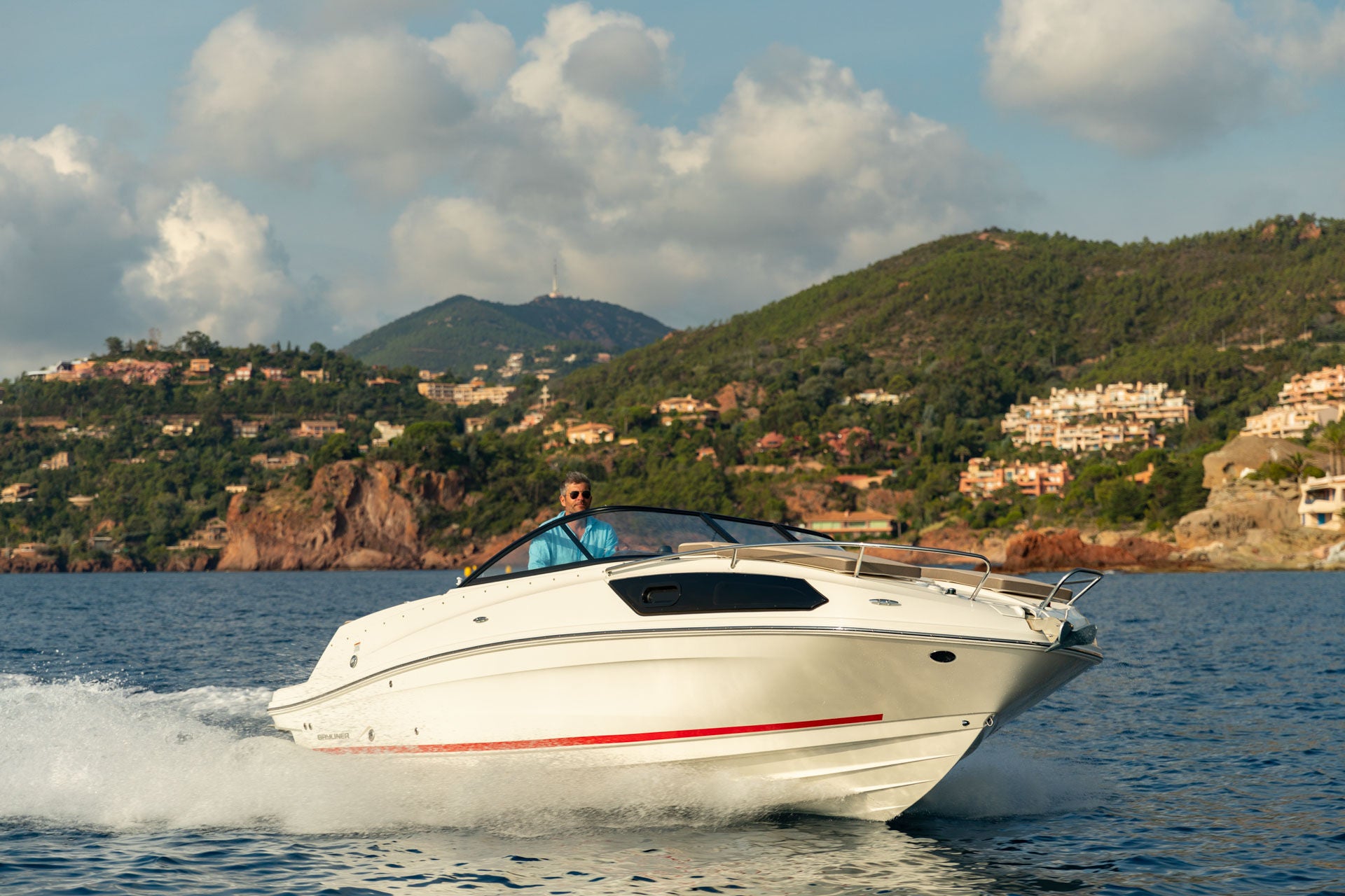Bayliner VR6 Cuddy Running
