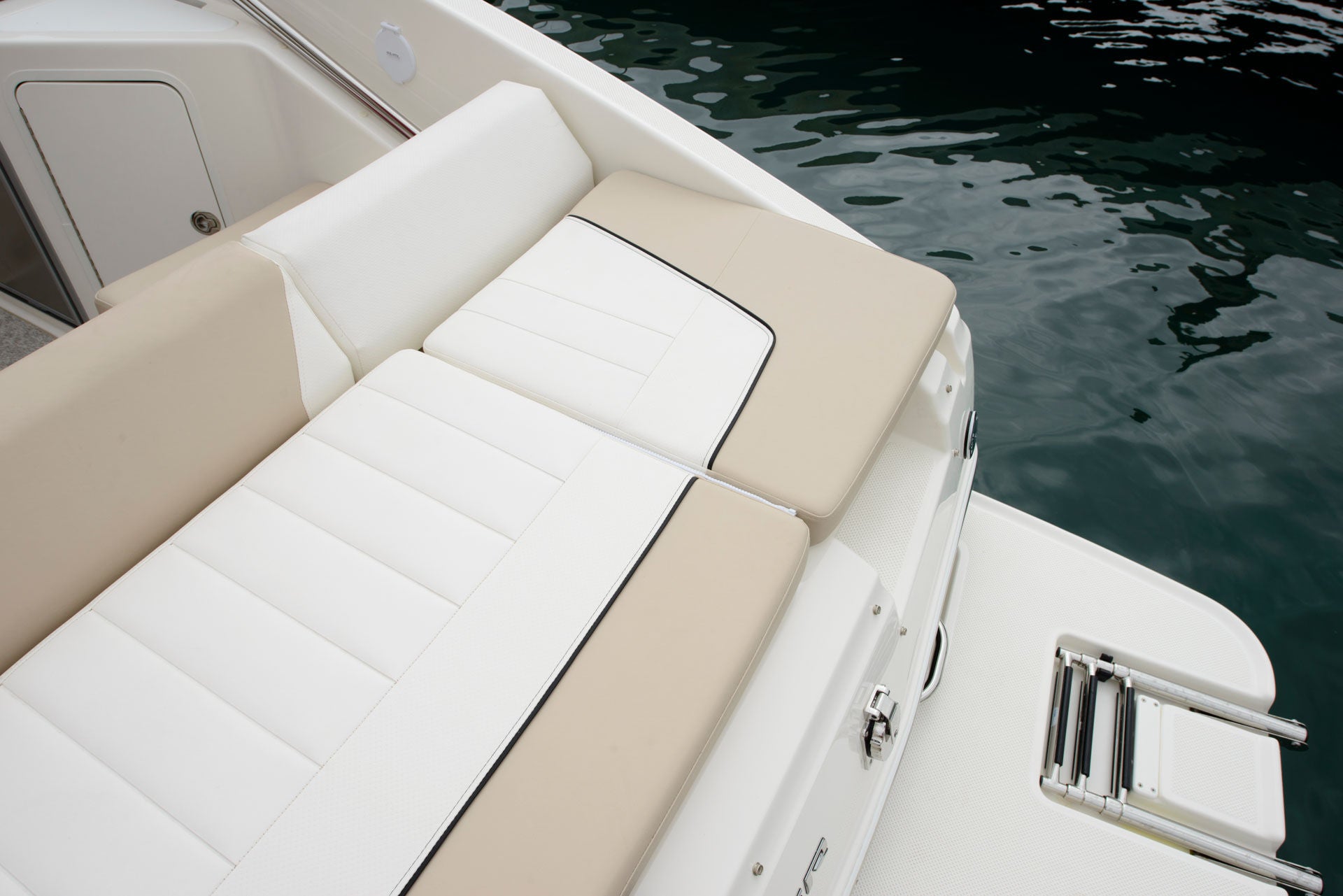 Bayliner 724r details stern seating
