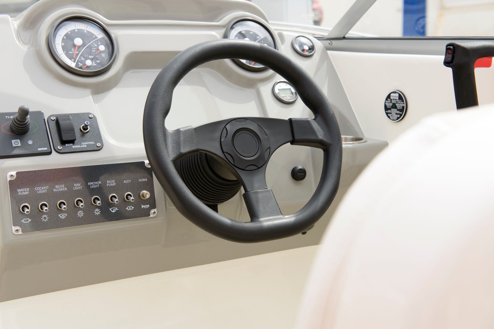 Bayliner 724r details helm steering