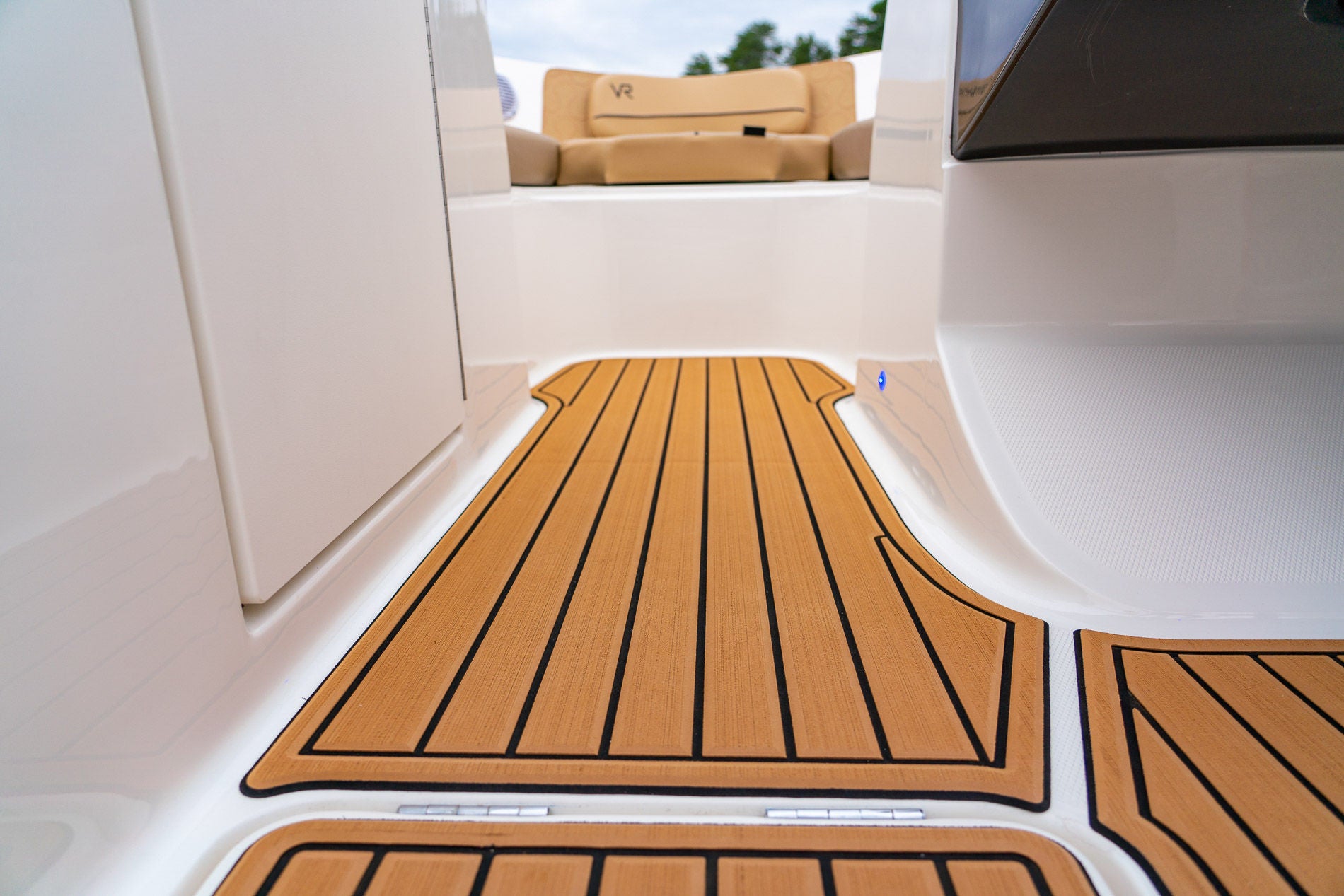 Bayliner VR6 Details