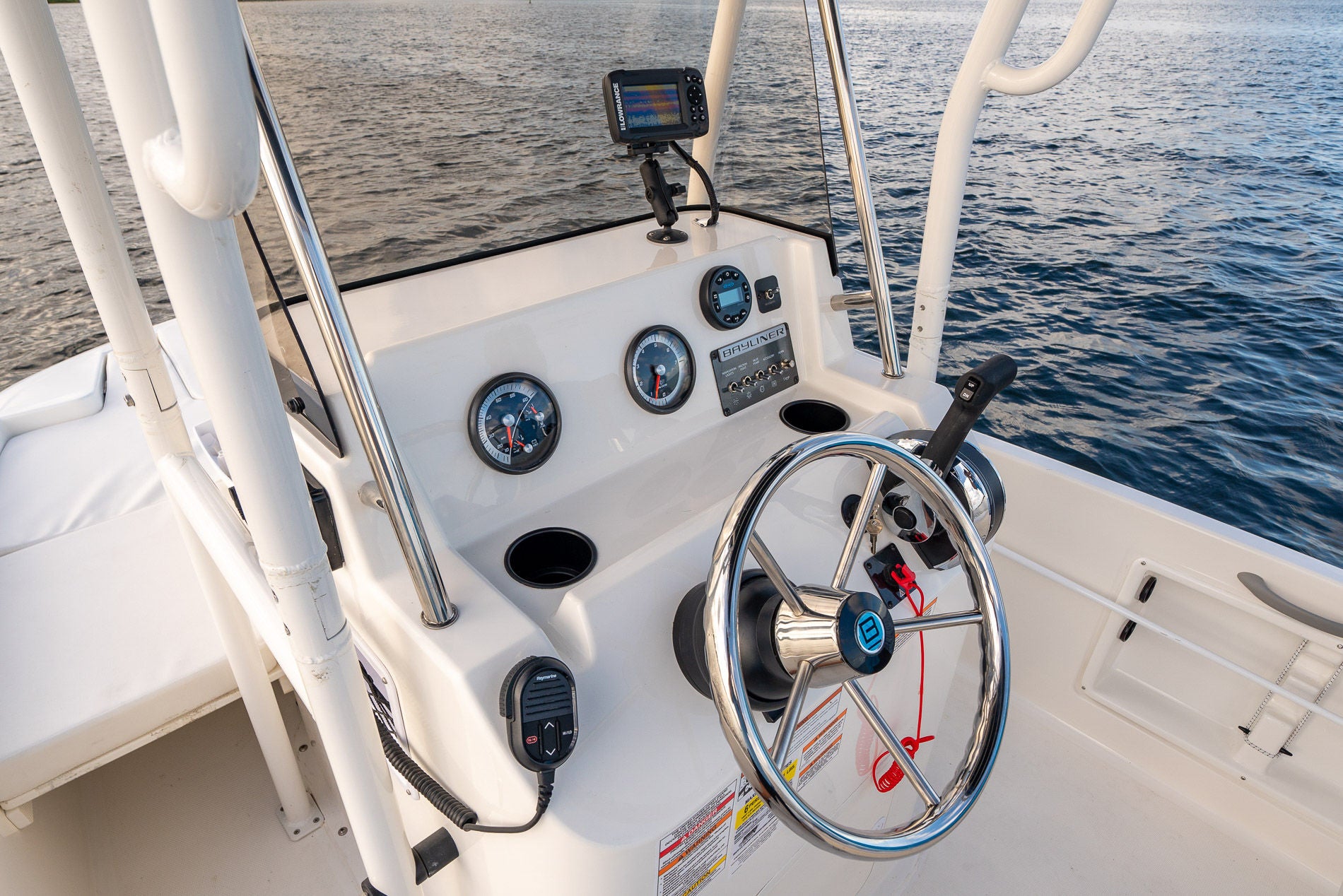 Bayliner Trophy 18 details