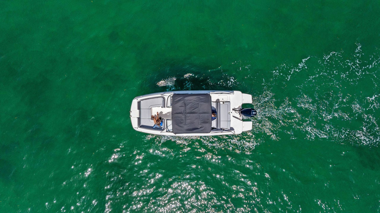 An overhead view of the D22 Deck boat from bayliner