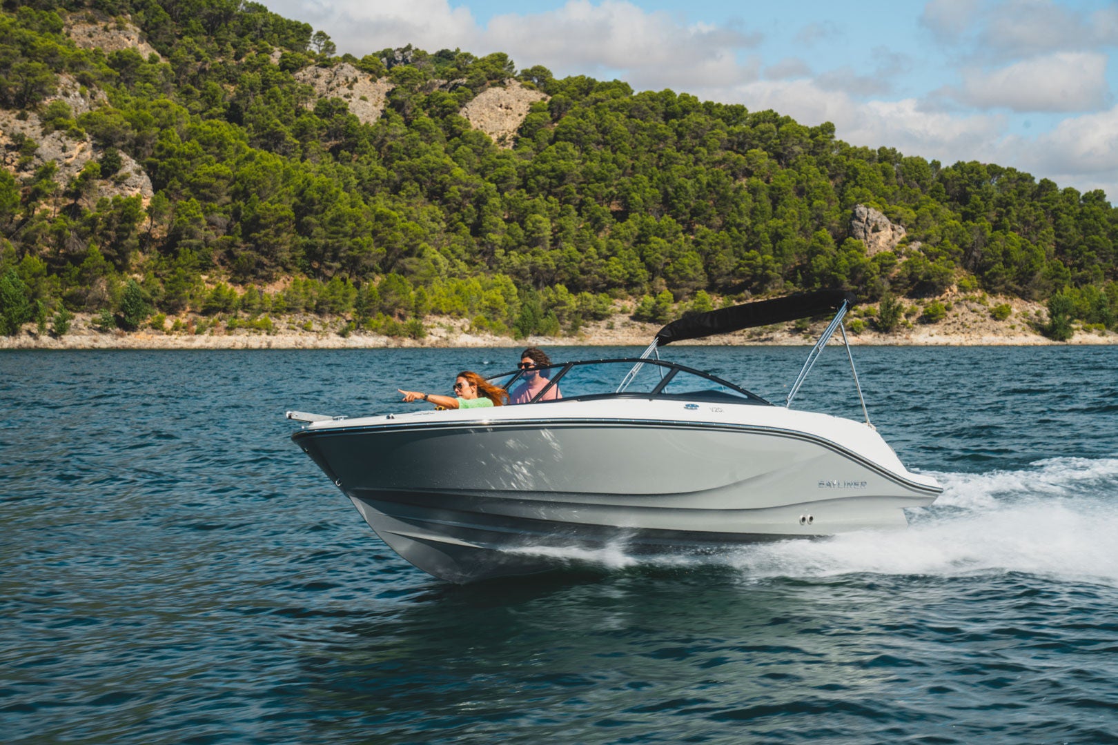 Bayliner V20i hero running