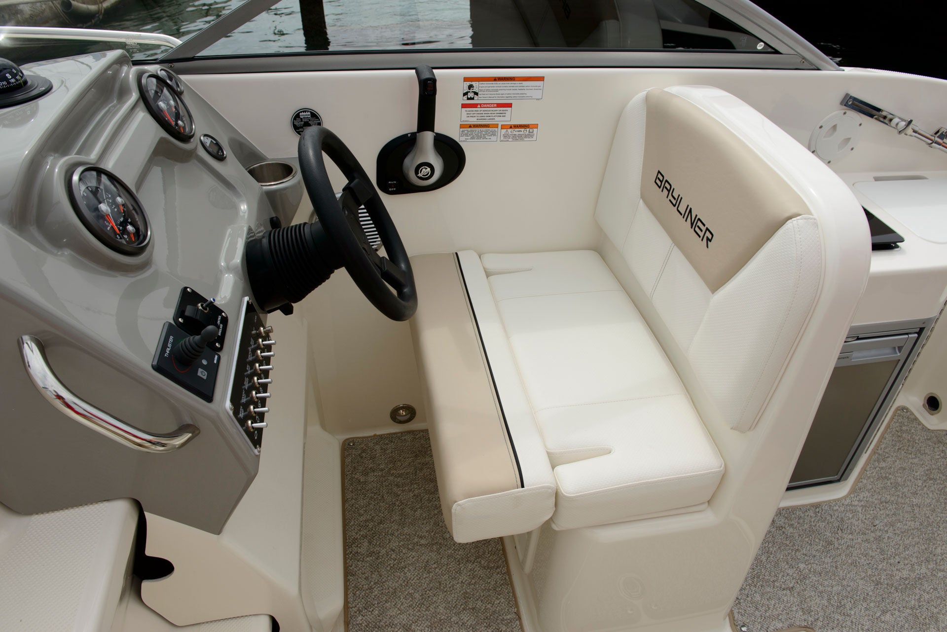 Bayliner 724r details helm console & seating