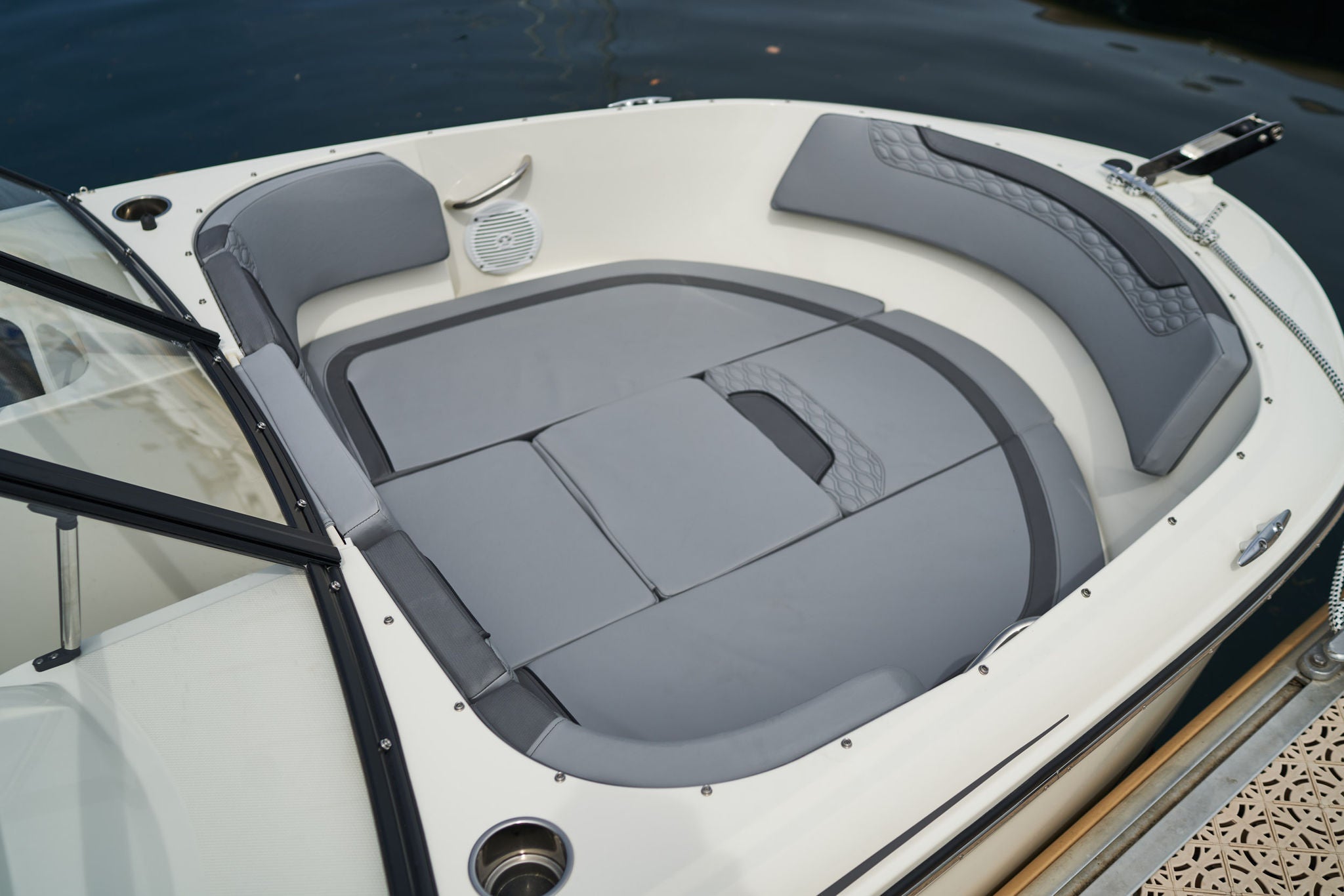Bayliner M19 Details