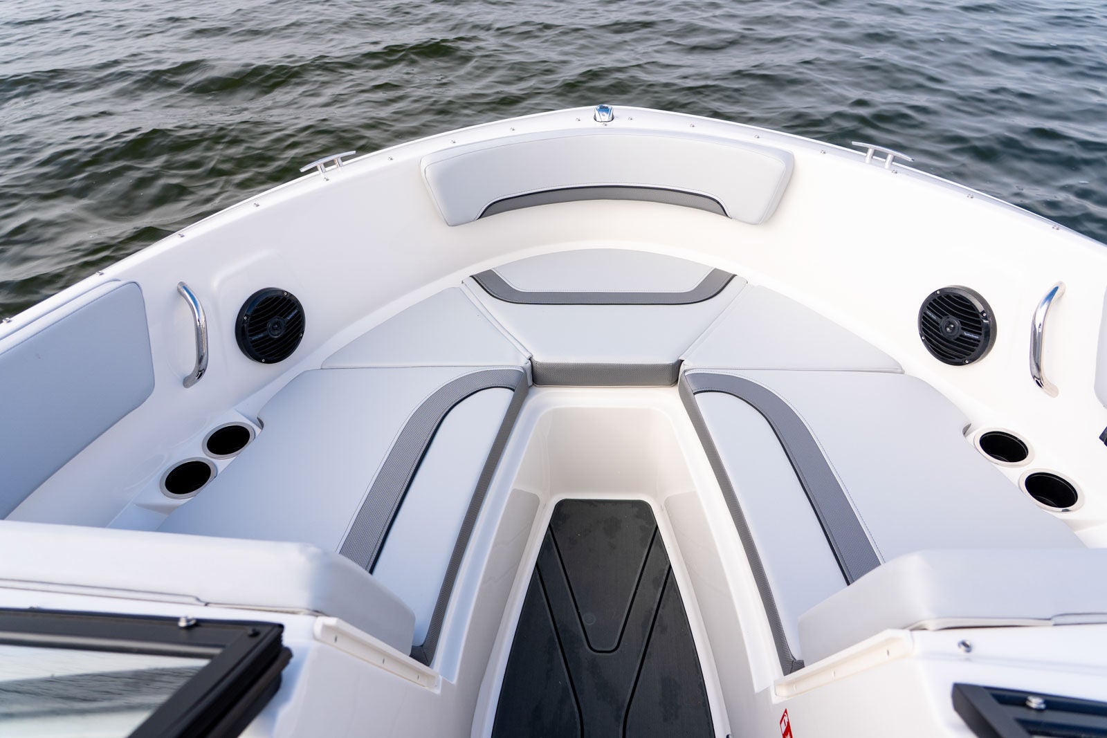 Bayliner V22 details bow