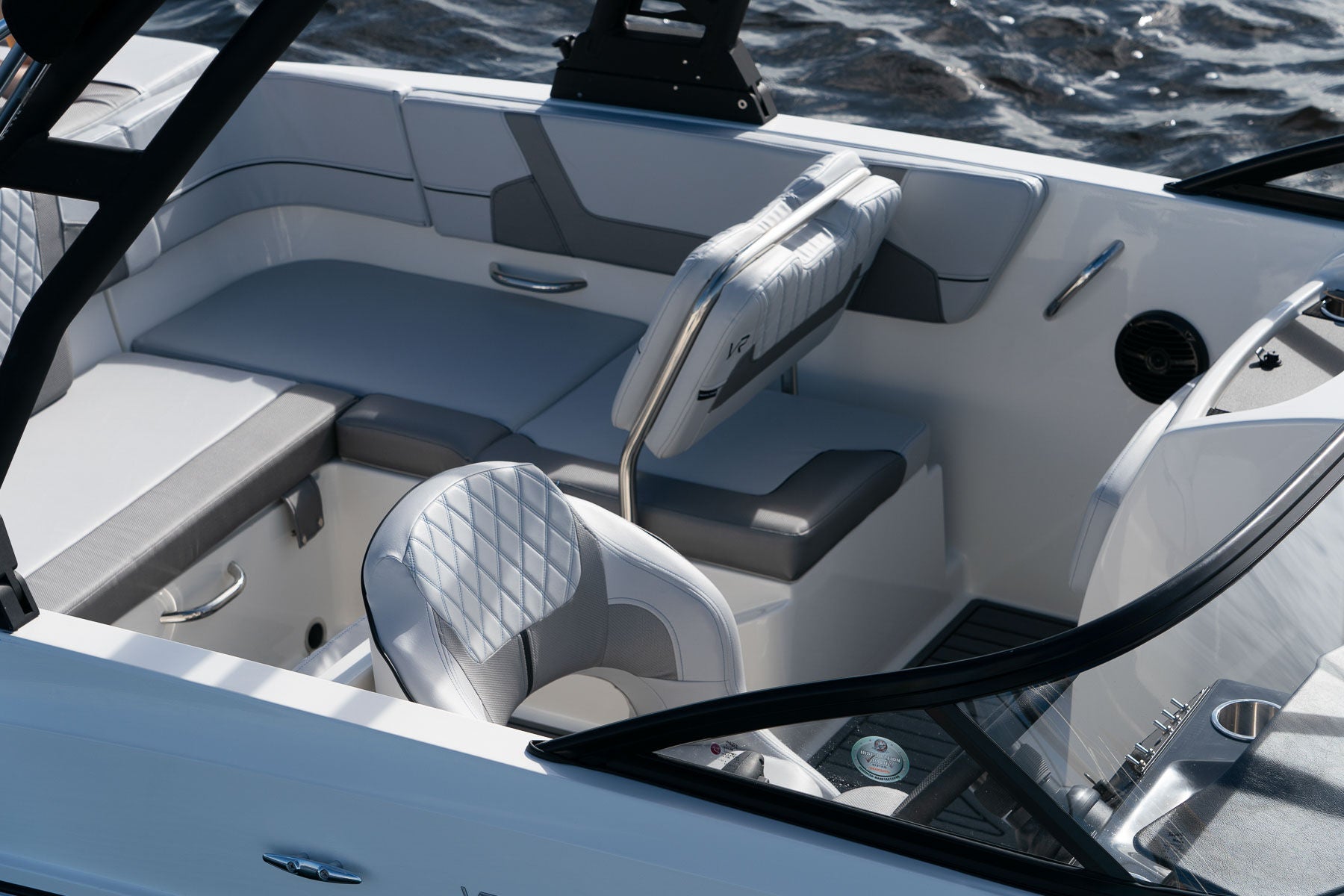 Bayliner VR6 Details
