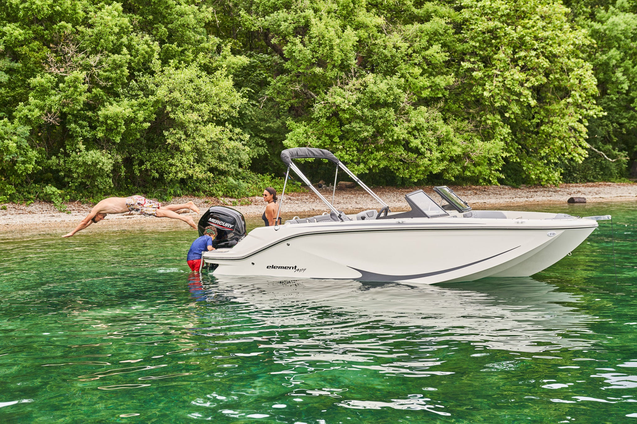 Bayliner M17 lifestyle