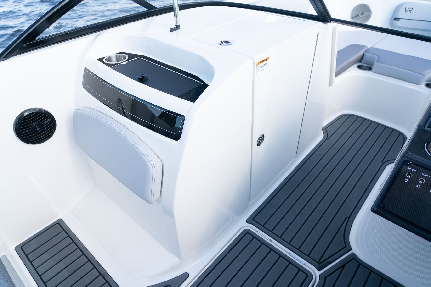 Bayliner VR6 Details
