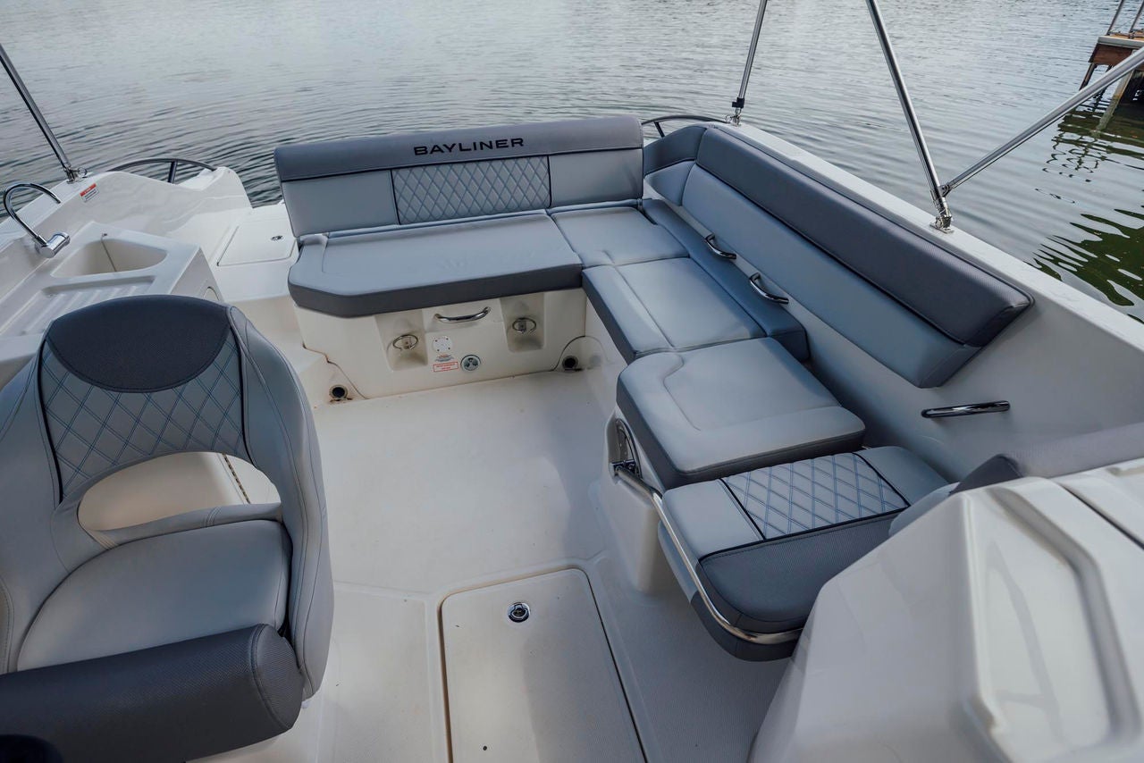 bayliner dseries d22i deck boat stern 2025 02
