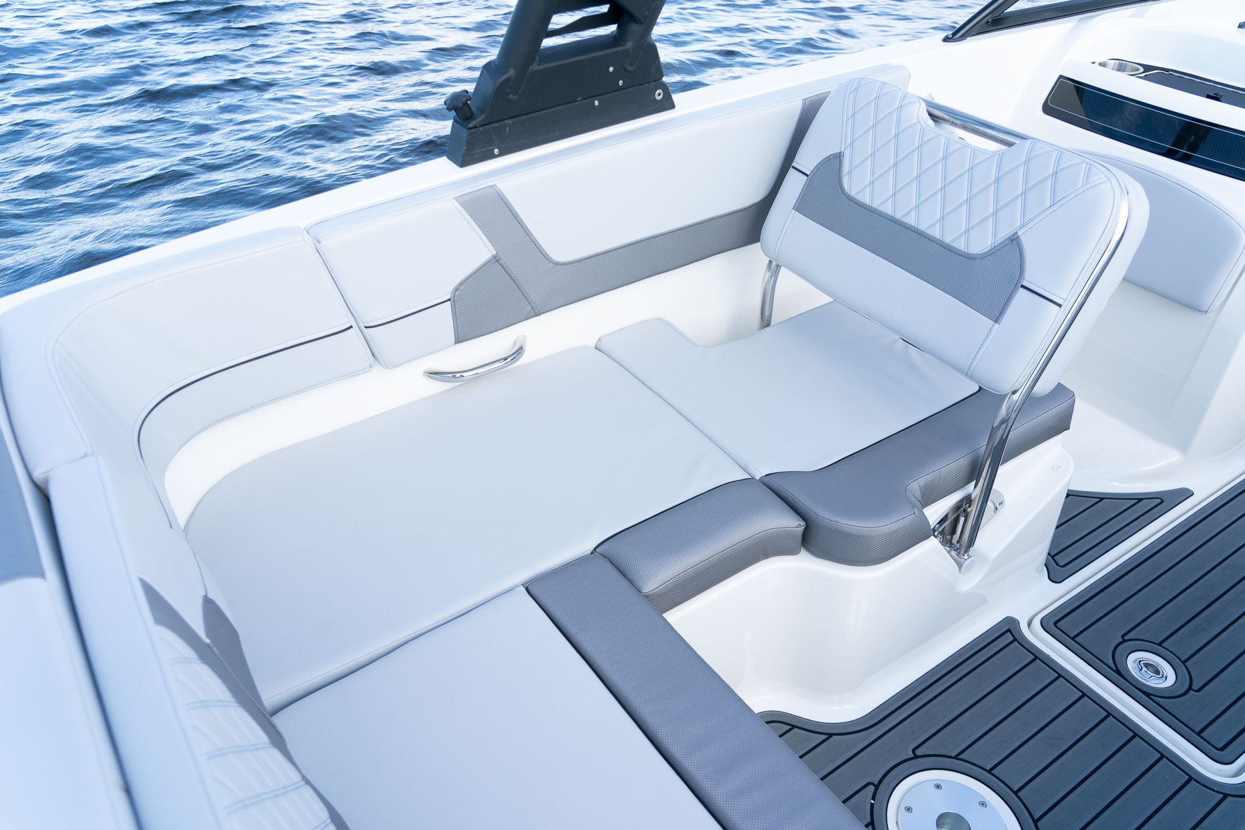 Bayliner VR6 Details