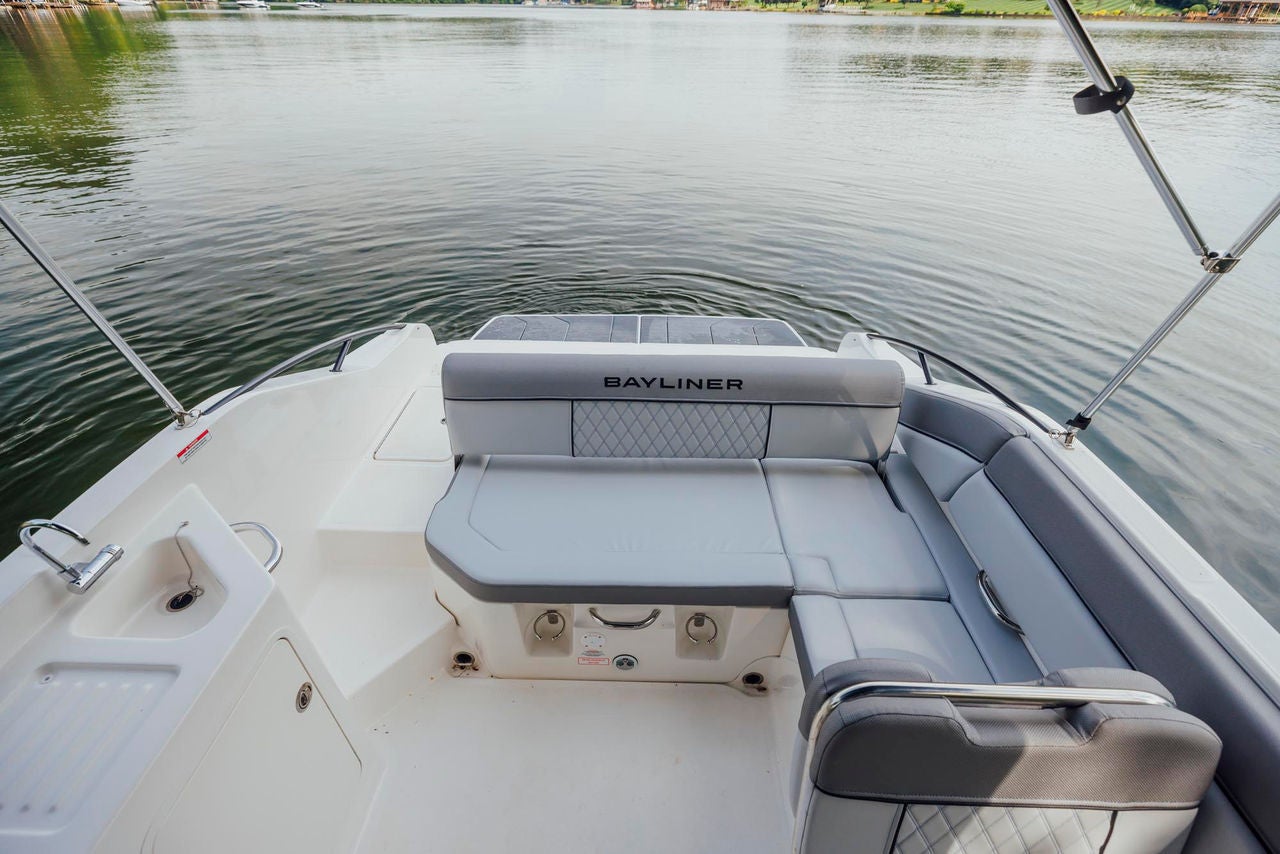 bayliner dseries d22i deck boat aft 2025 02