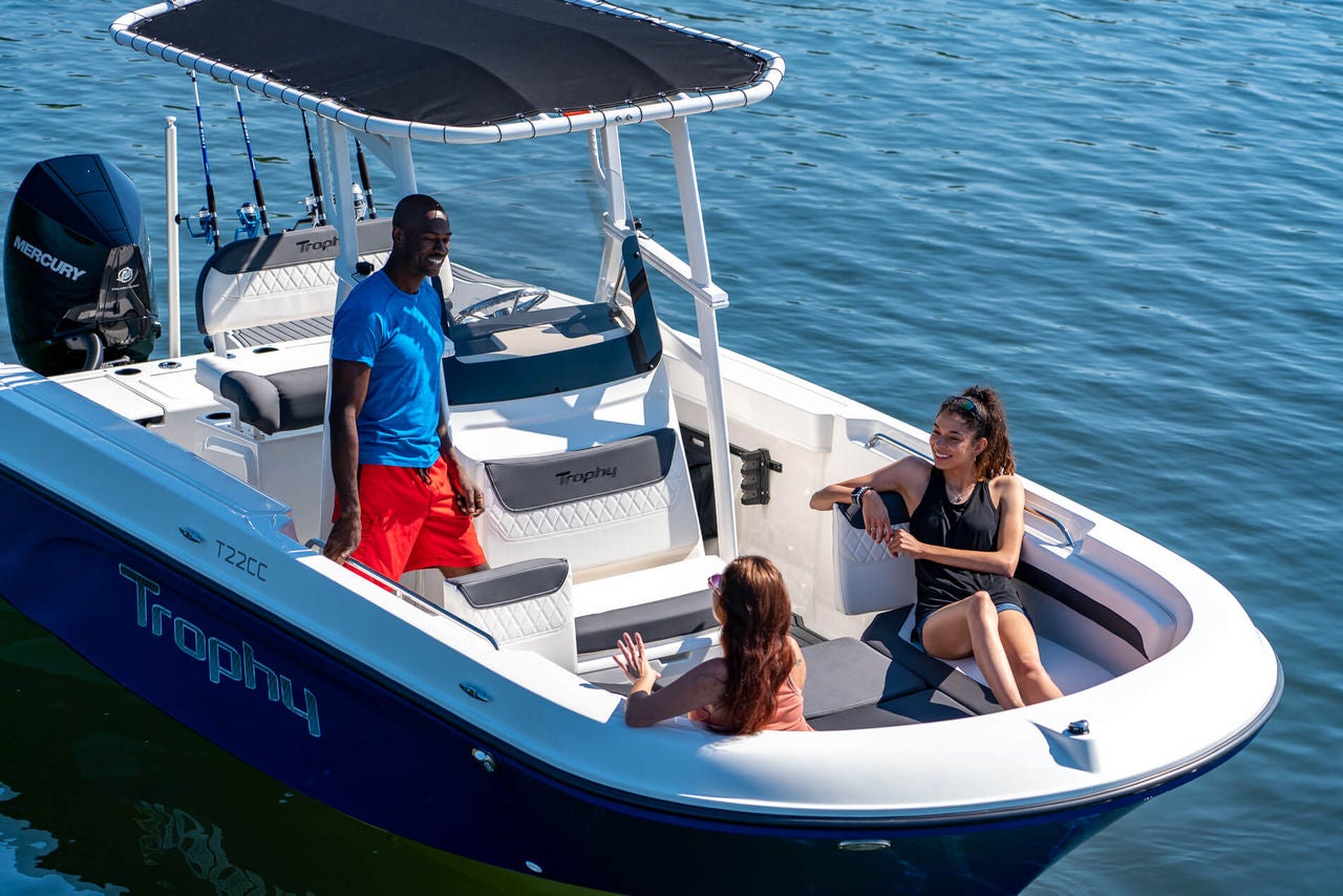 Bayliner Trophy 22 CC lifestyle