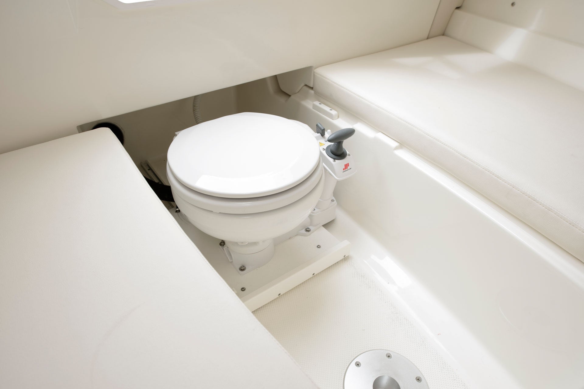 Bayliner 724r details toliet