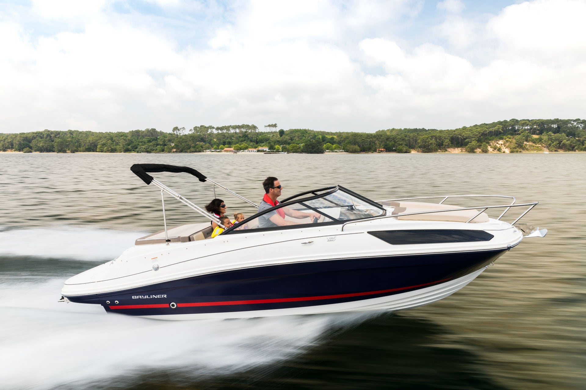 Bayliner VR5 Cuddy Running