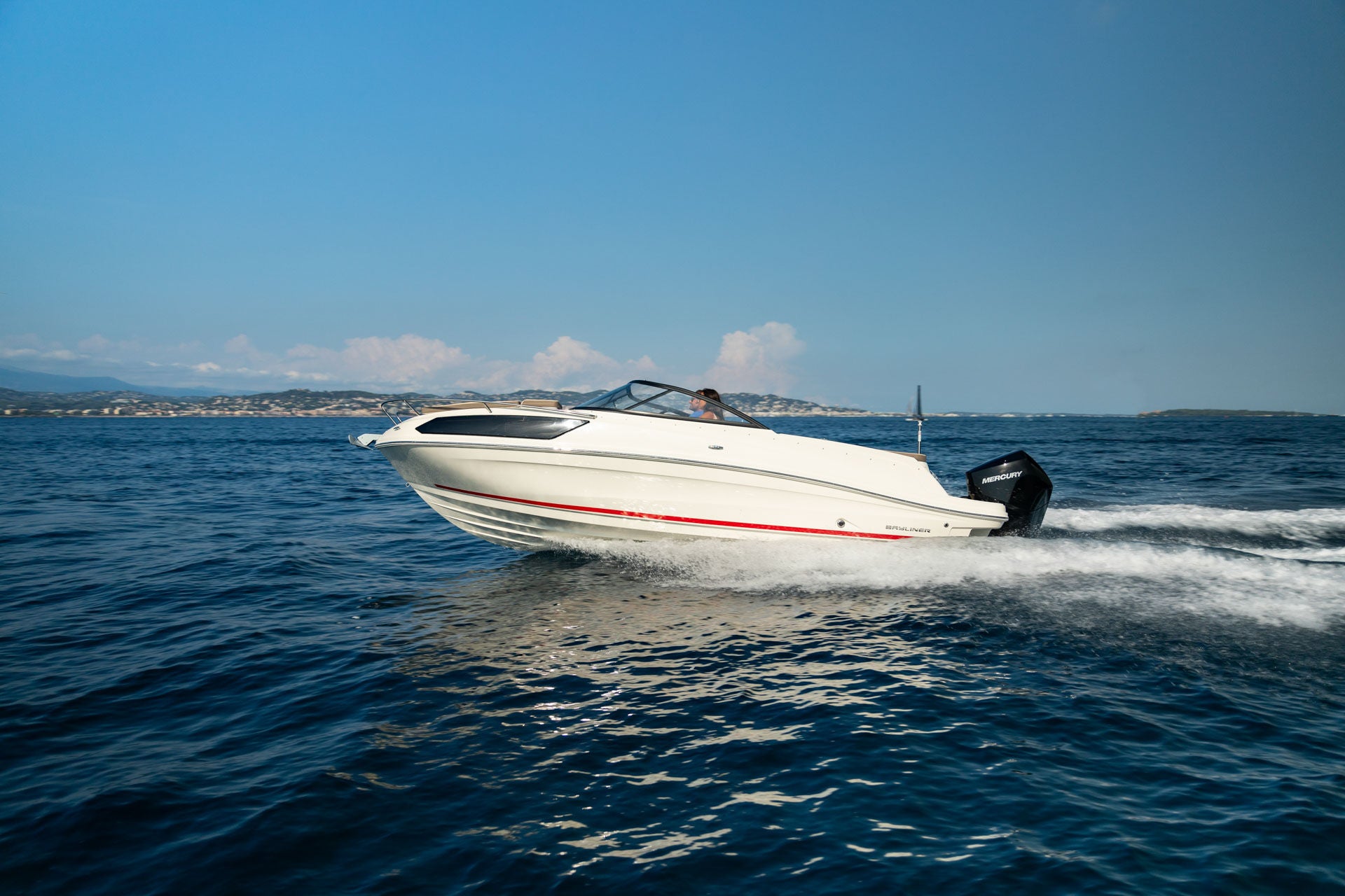 Bayliner VR6 Cuddy Running