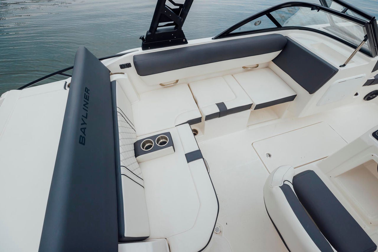 bayliner dseries d20i deck boat interior 2025