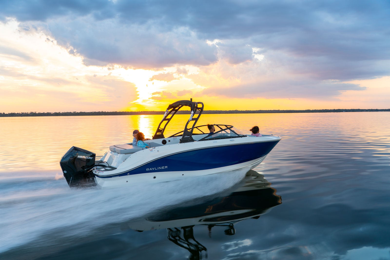 Bayliner V22 bowrider running sunset