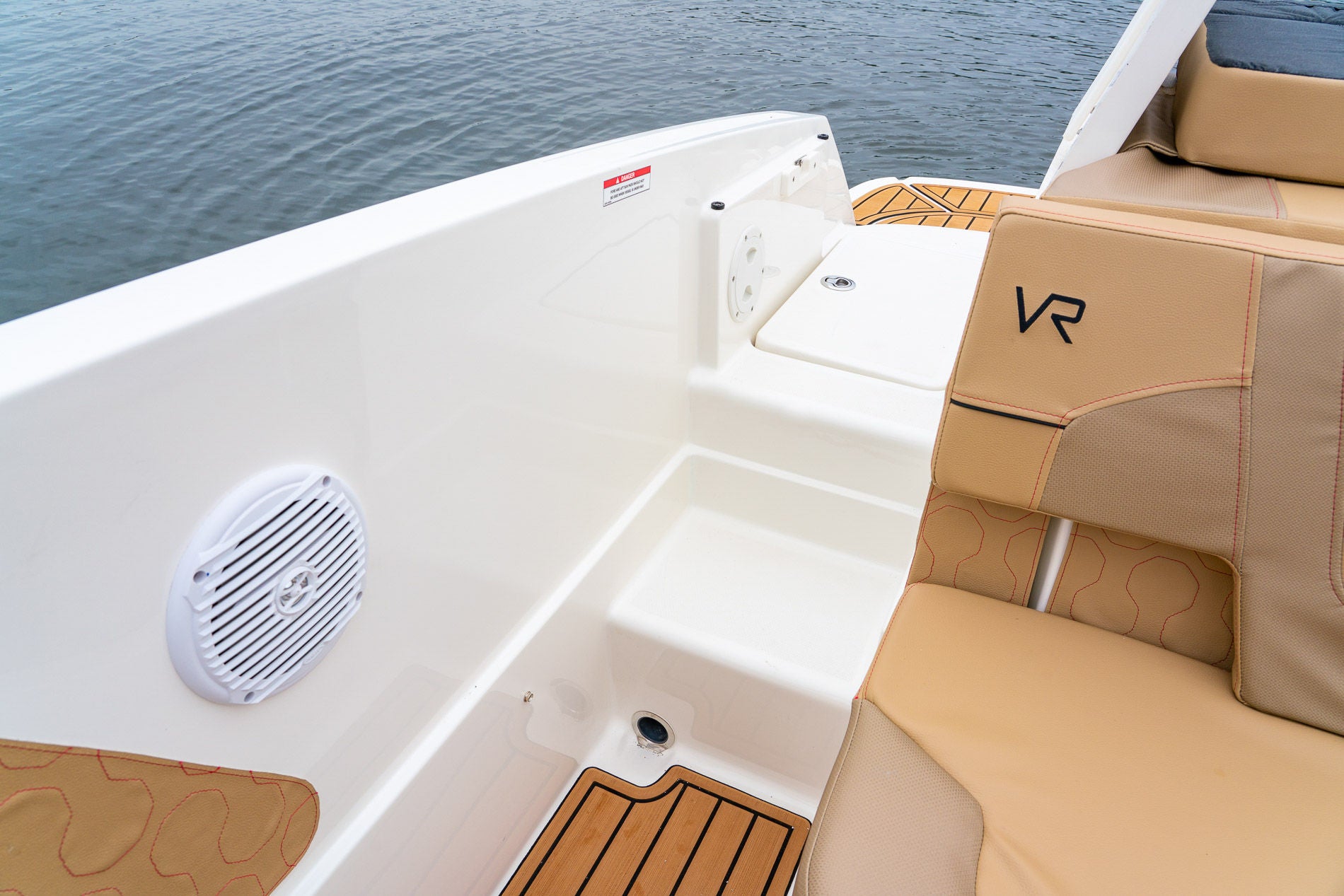 Bayliner VR6 Details