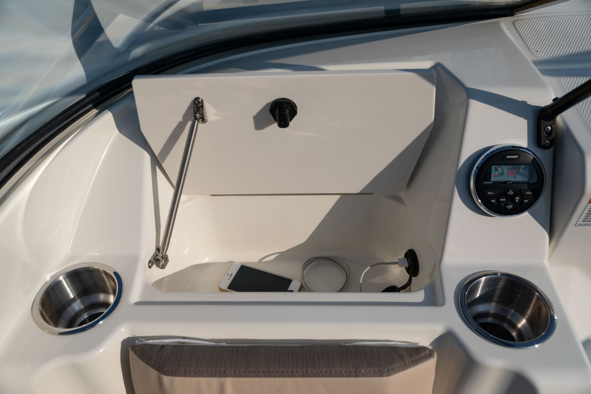 Bayliner VR6 Cuddy Details