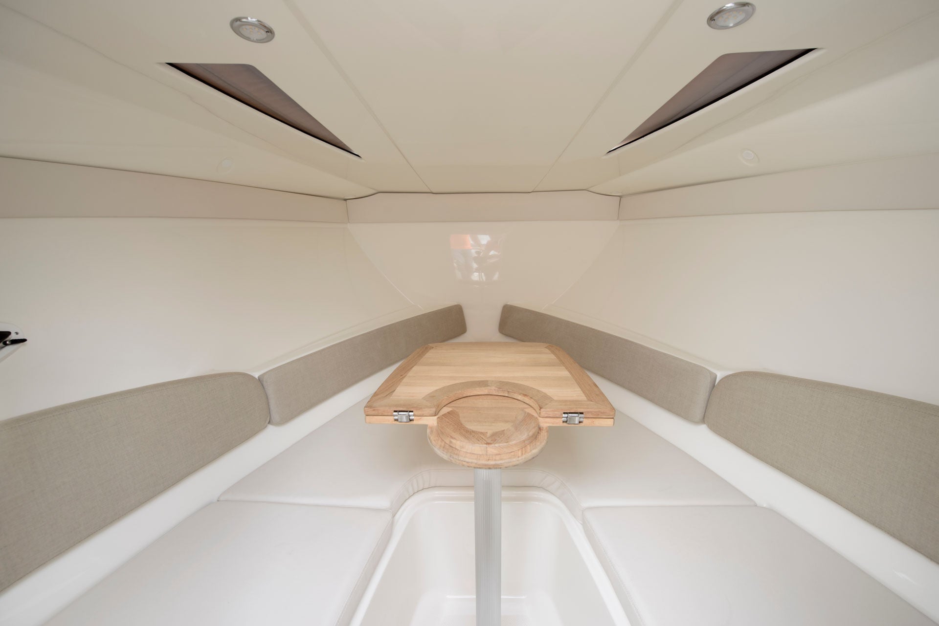 Bayliner 724r details Cuddy cabin