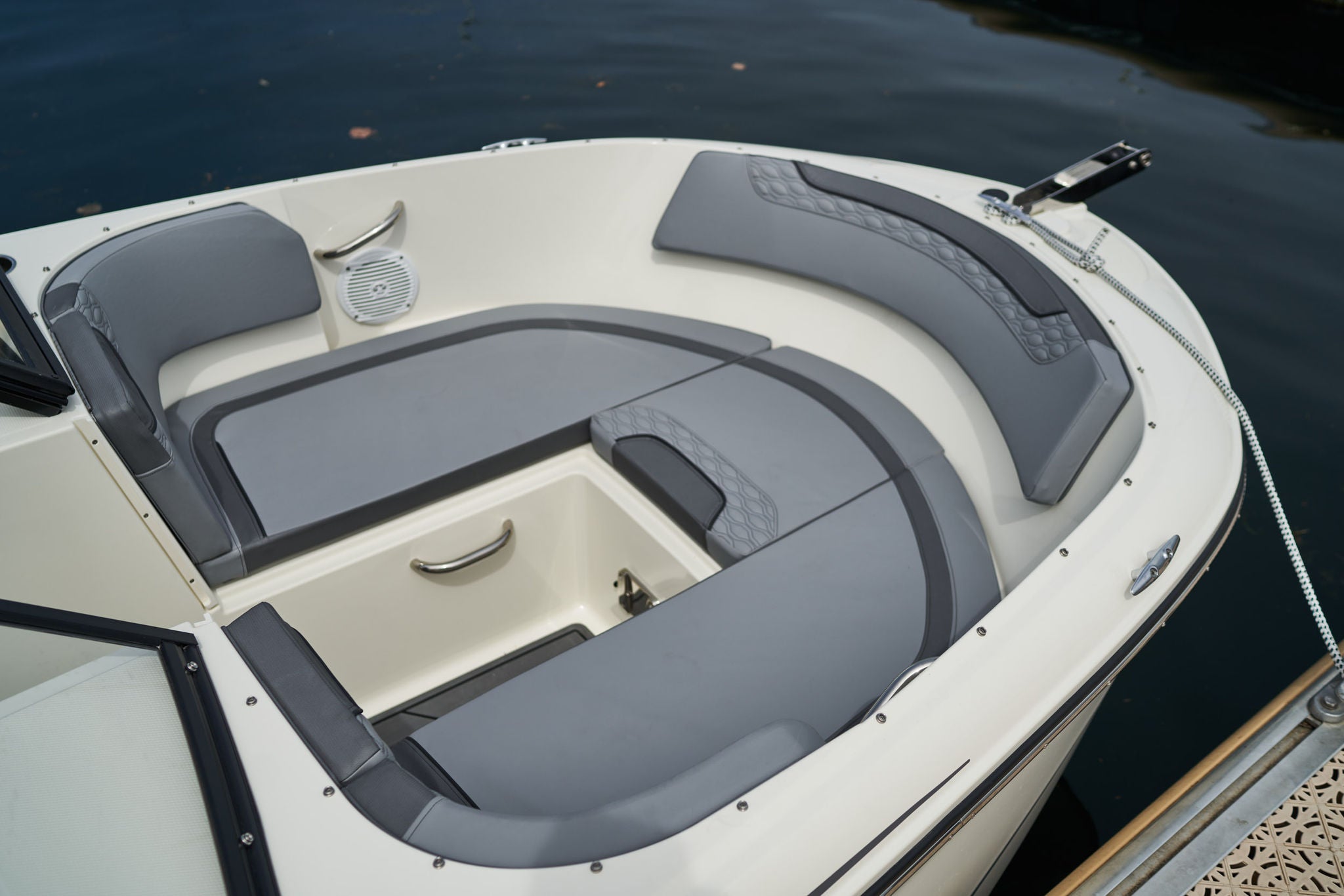 Bayliner M19 Details