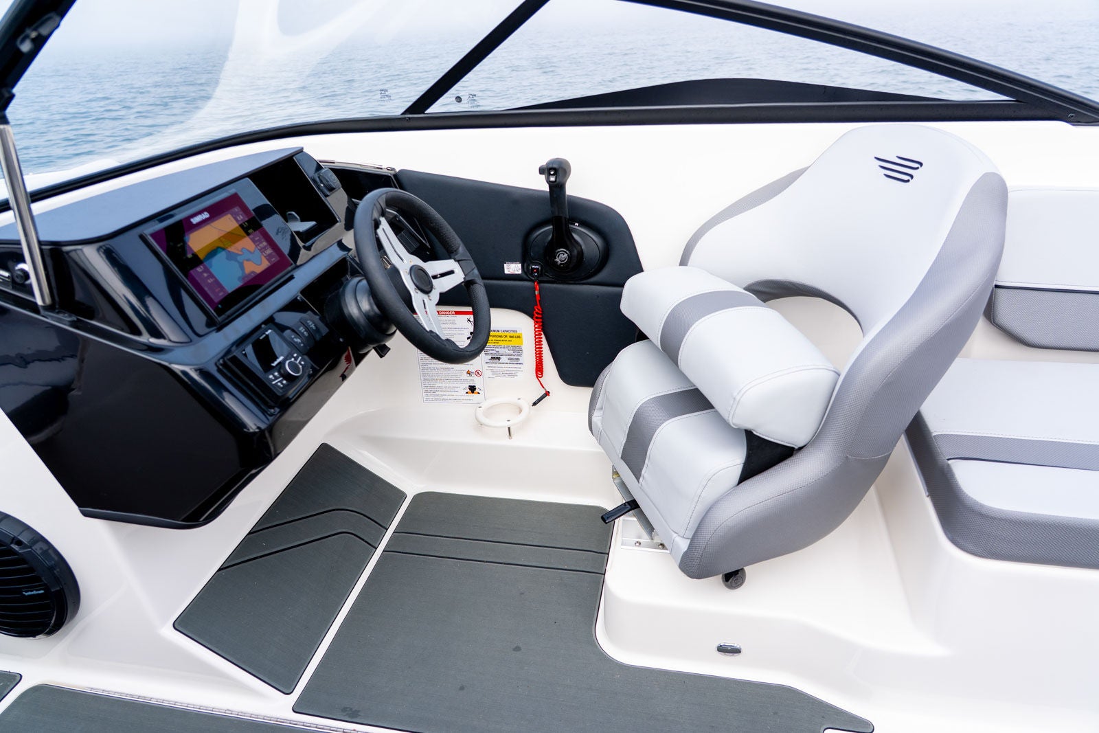 Bayliner V22 details helm0