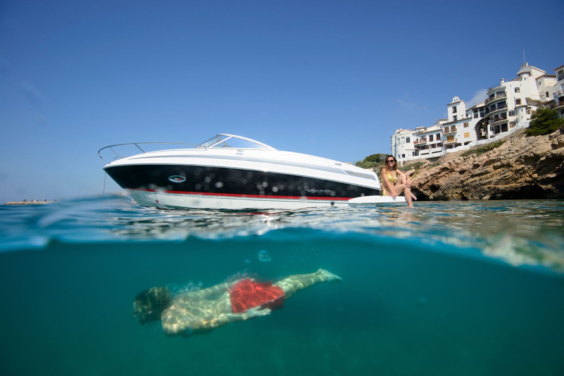 Bayliner 724r lifestyle person swimming under boat