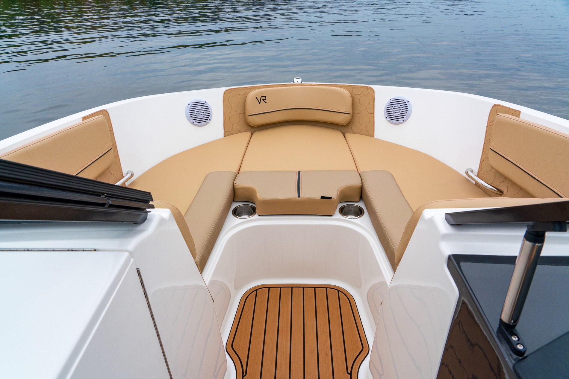 Bayliner VR6 Details