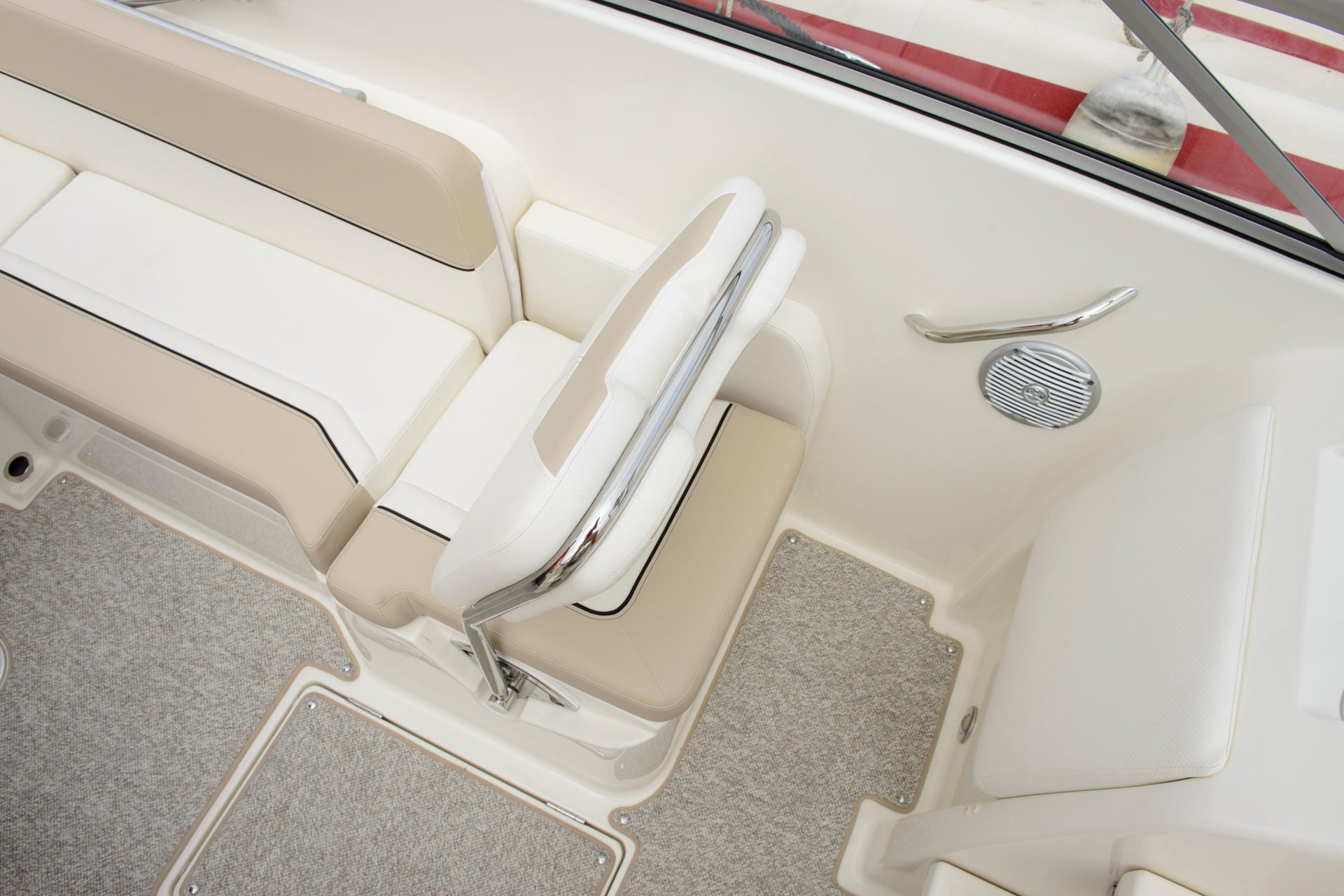 Bayliner 724r details adjustable seating