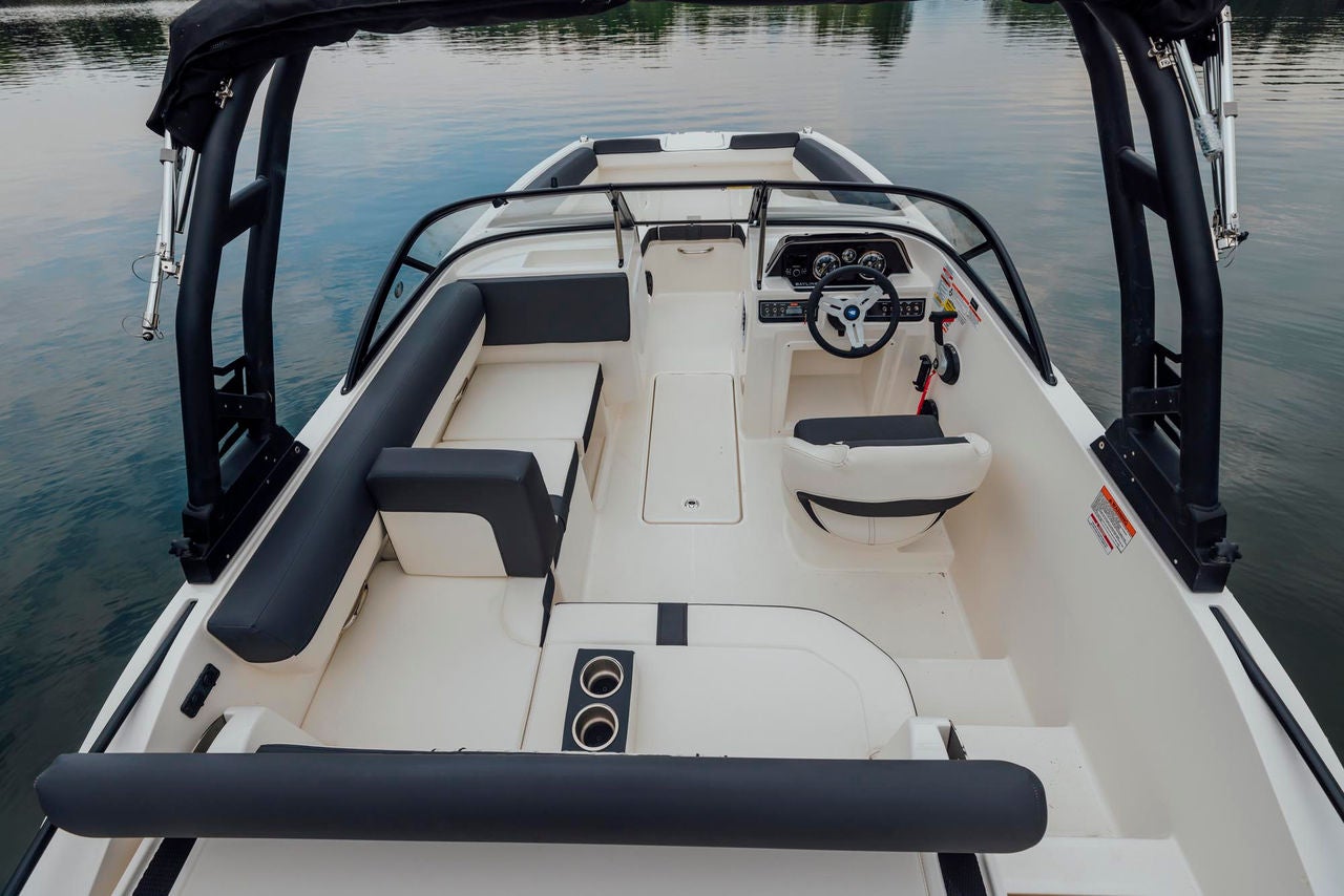 interior of the D20i deck boat