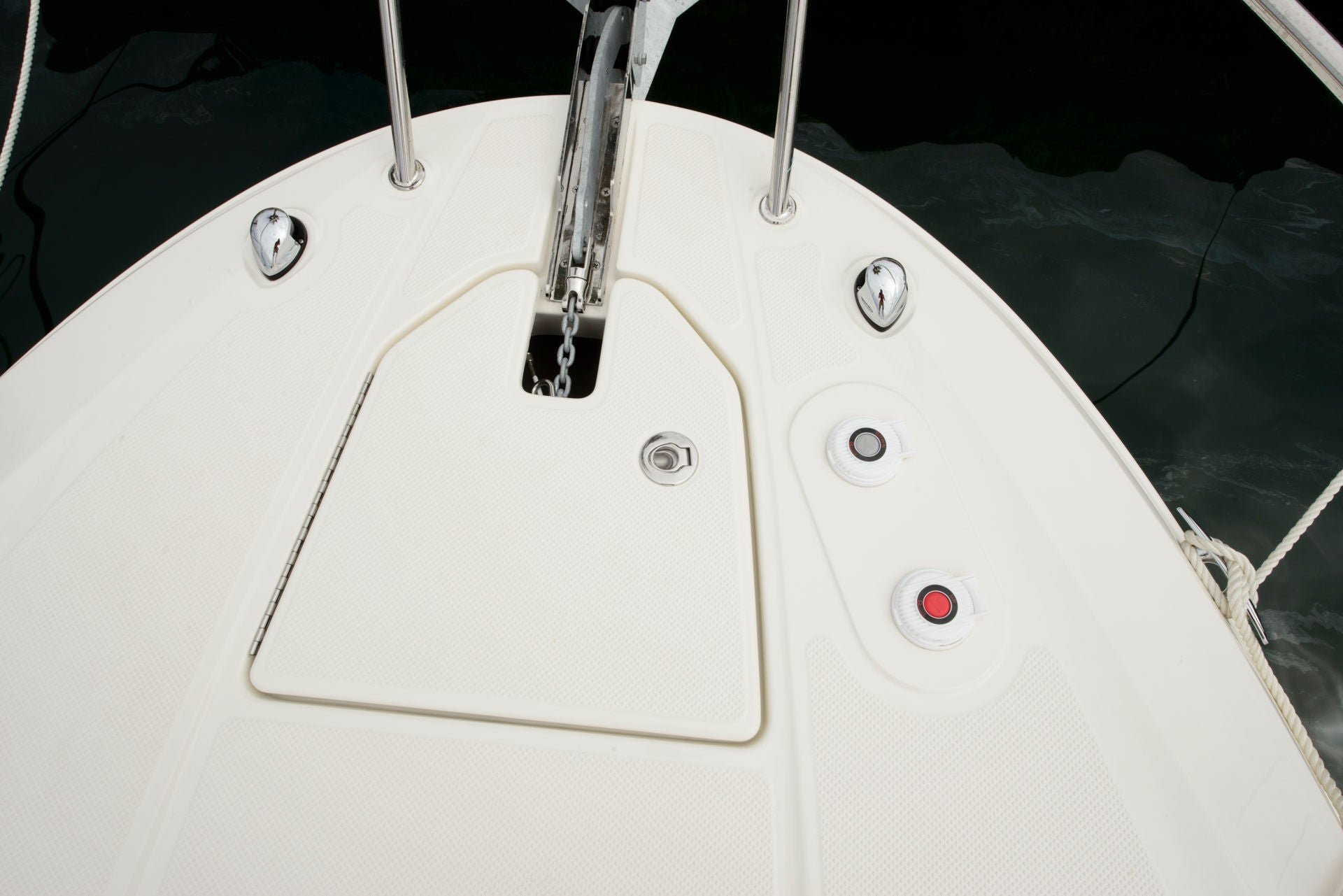 Bayliner 724r details bow anchor