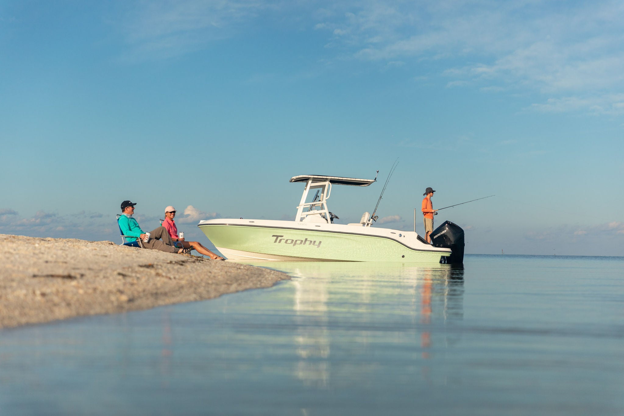 Bayliner Trophy 22 CC lifestyle family beach day