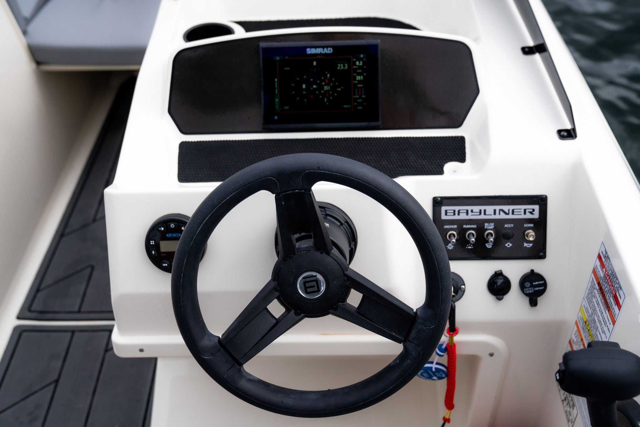 Bayliner M17 Details