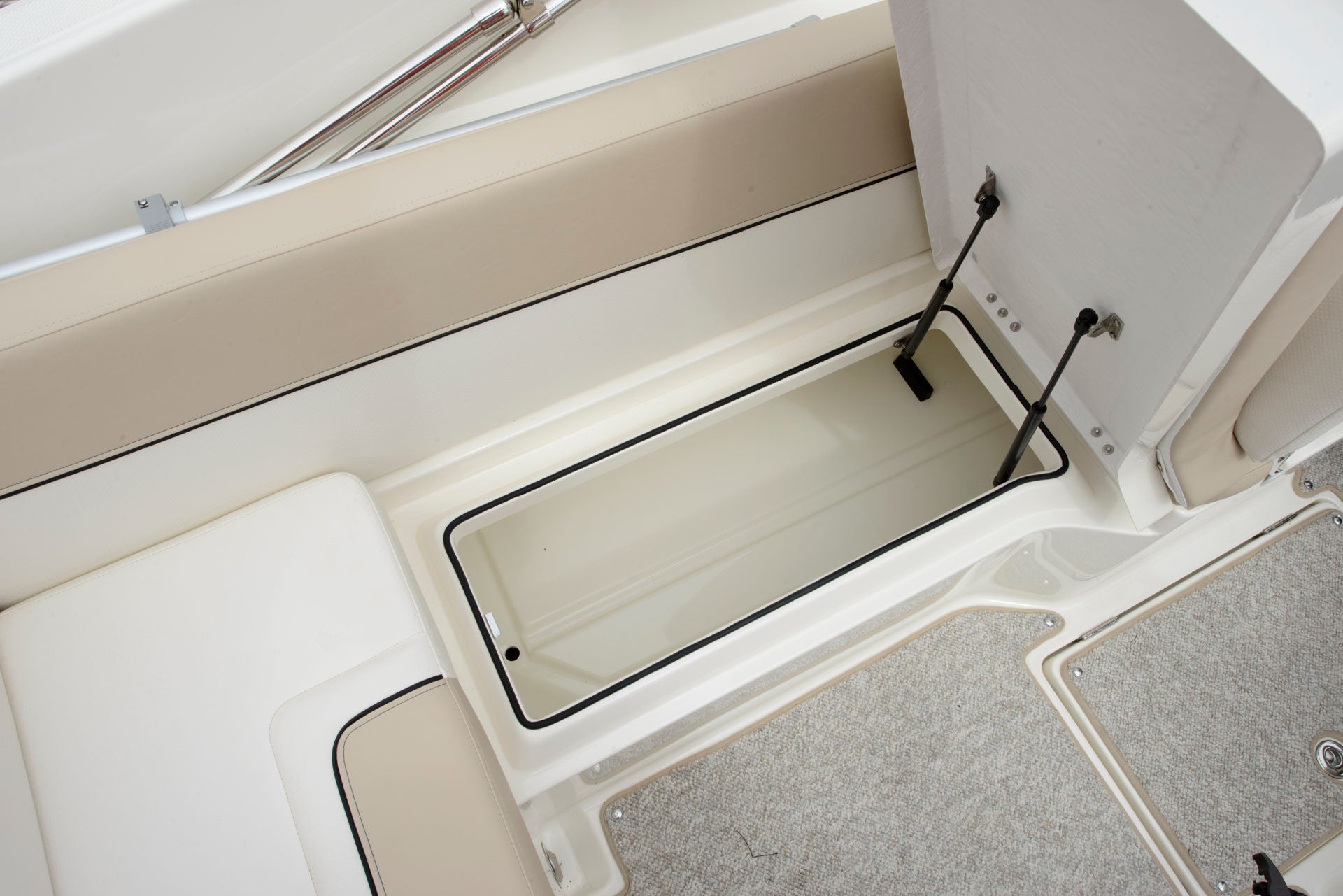 Bayliner 724r details storage