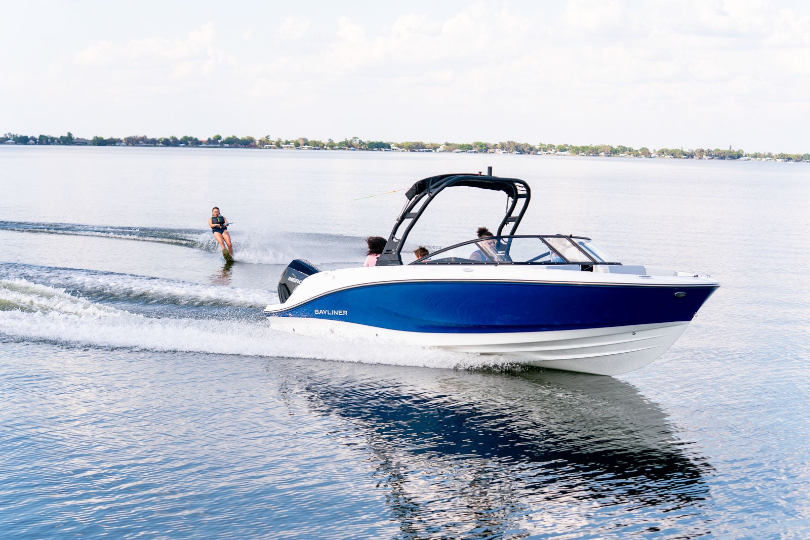 Bayliner V22 bowrider skiing