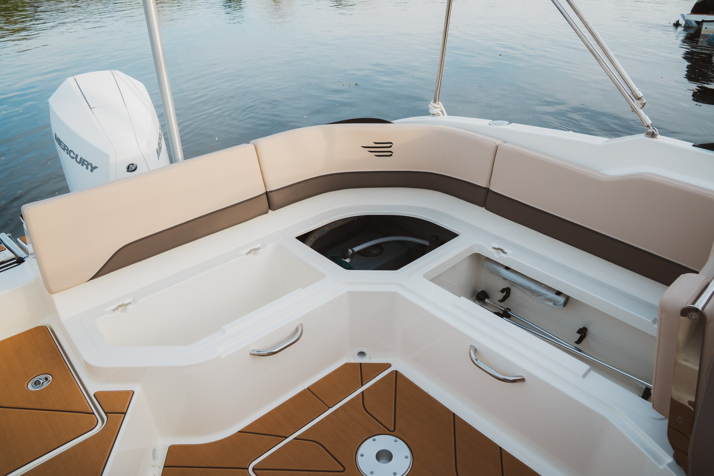 Bayliner C21 seating