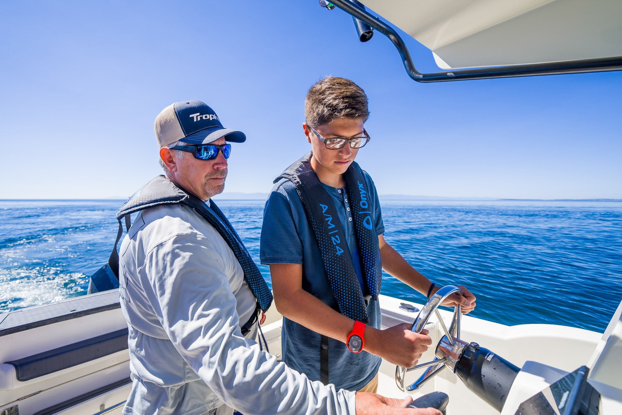 two men at the helm of Bayliner Trophy 25 pilothouse 